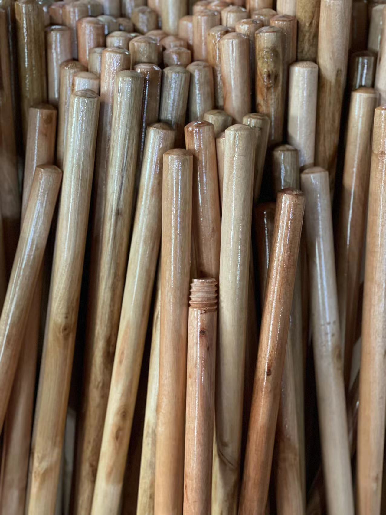 Good Quality Varnished Wooden Broom Handle